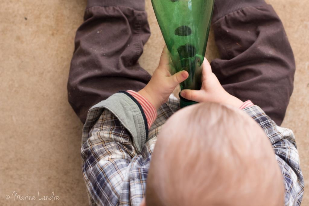 Une bouteille sensorielle stimulant les sens de bébé - Sound Abeilles
